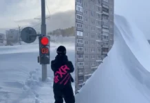 ¿Frío en tu pueblo? En Rusia están saliendo de casa por la chimenea Mientras te quejas del frío, en Rusia viven un "Armagedón Blanco". Récord de nieve en Moscú y vídeos virales de gente cavando túneles para salir de casa.