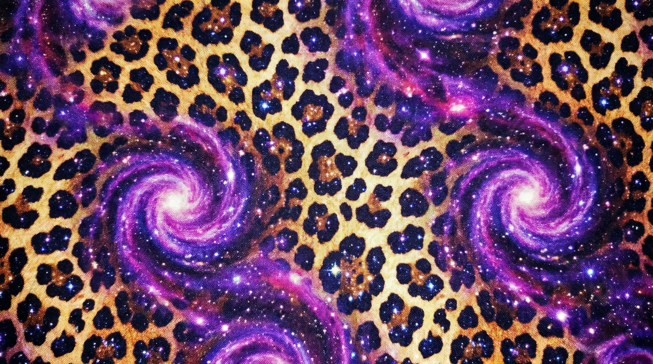 Texturas retro de modas años 2010 mezclando animal print y estampado de galaxia.