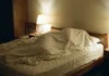 10 Hábitos inconfesables que todos hacemos pero que negamos en público Persona tapada con la sábana en su habitación