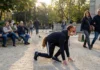 Qué son los «Therians»: La moda viral de adolescentes que se creen animales y corren a cuatro patas Persona practicando quadrobics con máscara de zorro en un parque urbano en España.