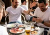 6 Razones por las que España es el mejor país del mundo para vivir en 2026 Terraza española con amigos tomando cañas al sol, mesa desordenada y ambiente real de bar.