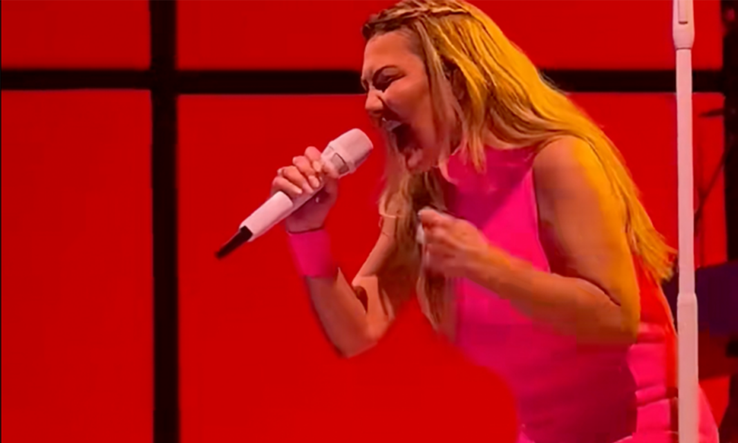 Amaia Montero vuelve a La Oreja de Van Gogh, desafina, lo reconoce ella misma y aun así 30.000 personas se lo pasan en grande Amaia Montero regreso La Oreja de Van Gogh Bilbao desafinando