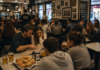 Todo lo que has vivido en un 100 Montaditos (aunque no lo recuerdes) 100 montaditos abarrotado de gente viviendo experiencias