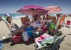 10 tipos de personas que te encuentras en la playa o la piscina este verano Familia llevándose toda la comida en un día de playa como 10 tipos de personas que te encuentras en la playa o en la piscina en verano