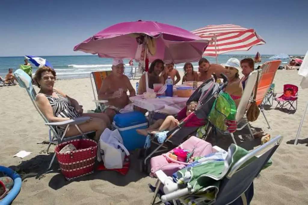 Familia llevándose toda la comida en un día de playa