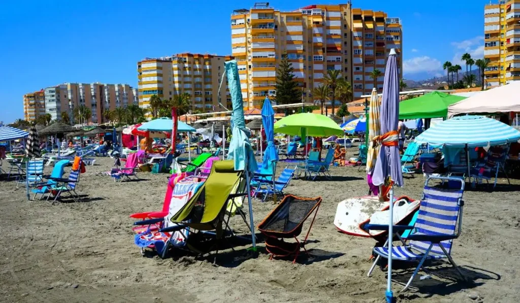 sillas y sombrillas vacias ocupando sitio en la playa