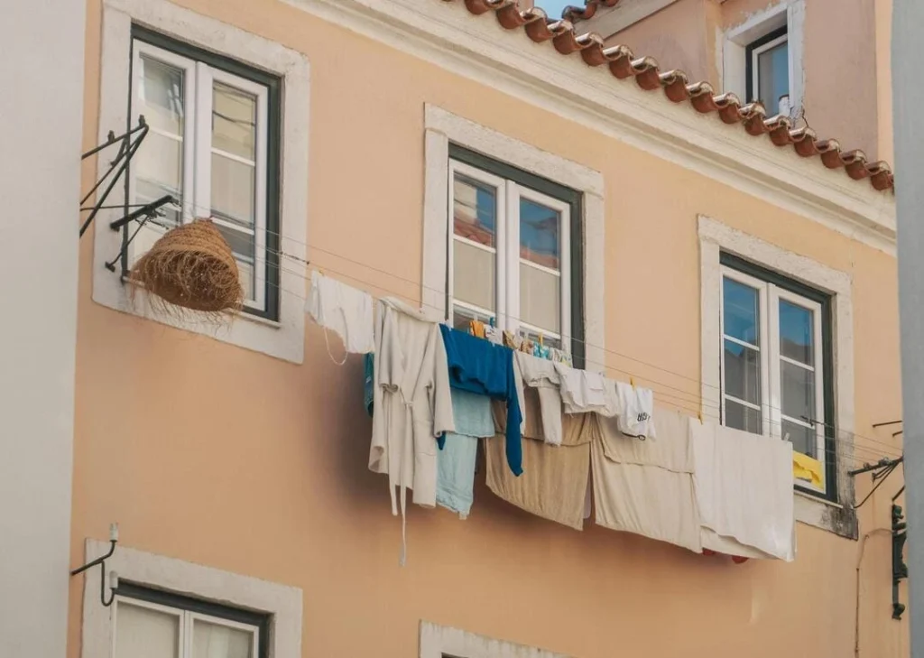 Tendederos en fachadas en edificio de españa