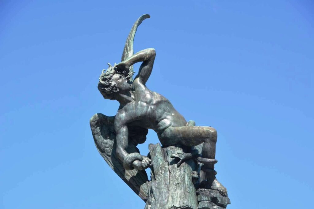El Ángel Caído de Madrid en el Parque de El Retiro