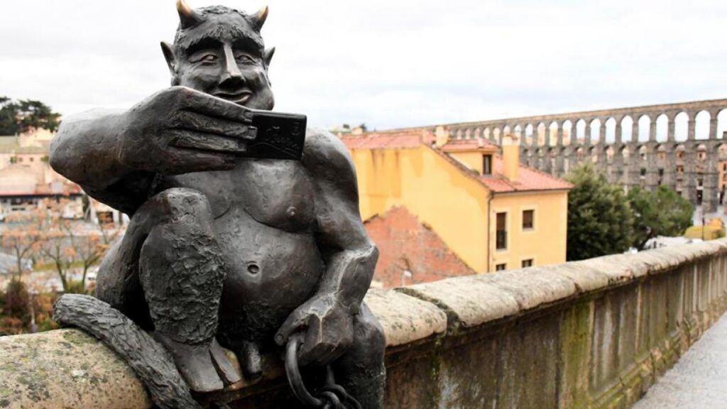 Estatua de El diablo del Selfie en el acueducto de Segovia