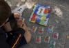 La fiebre de los cromos del Mundial 2026 llena plazas de toda España y vacía los quioscos Un niño con el album y los cromos del mundial por la fiebre de la colección