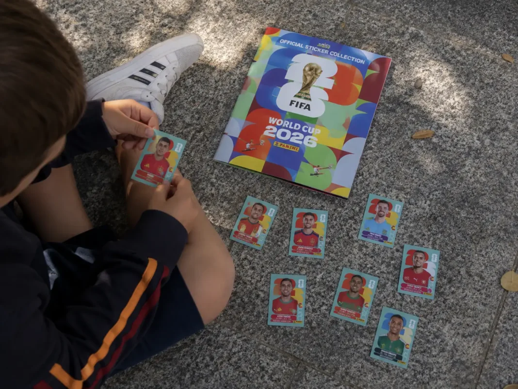 La fiebre de los cromos del Mundial 2026 llena plazas de toda España y vacía los quioscos Un niño con el album y los cromos del mundial por la fiebre de la colección