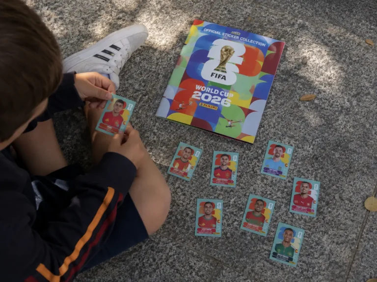 Un niño con el album y los cromos del mundial por la fiebre de la colección