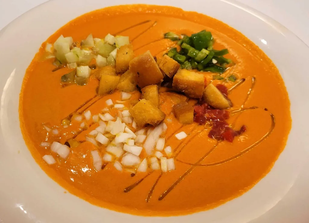 Plato de gazpacho andaluz con toppings