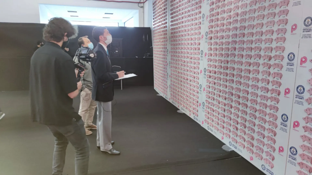 Guiness World Records validando la prueba de 3000 cerditos de origami en 2 horas