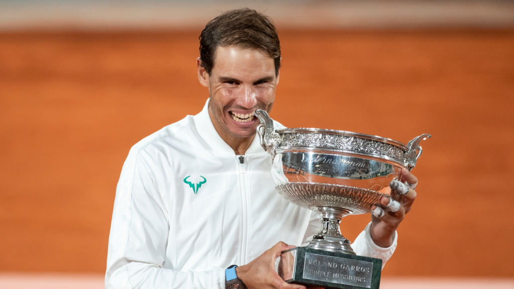 Rafa Nadal sosteniendo la copa tras ganar el Roland Garros