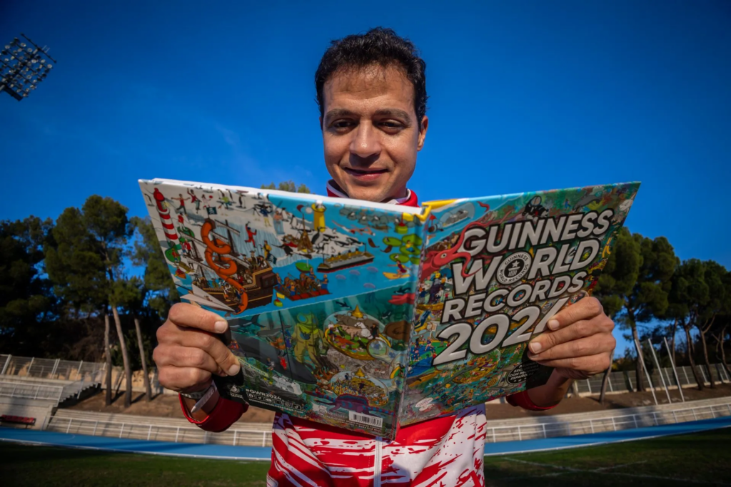 Christian López sosteniendo el libro de los Records World Records 2026