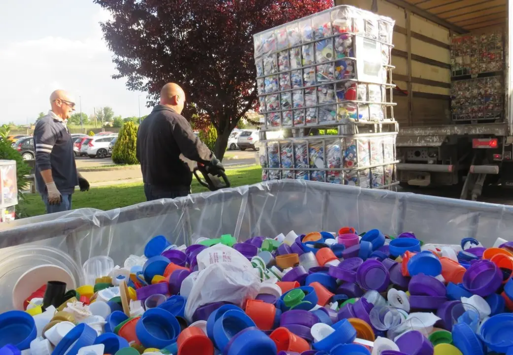 Toneladas y toneladas de tapones de plástico recogidos