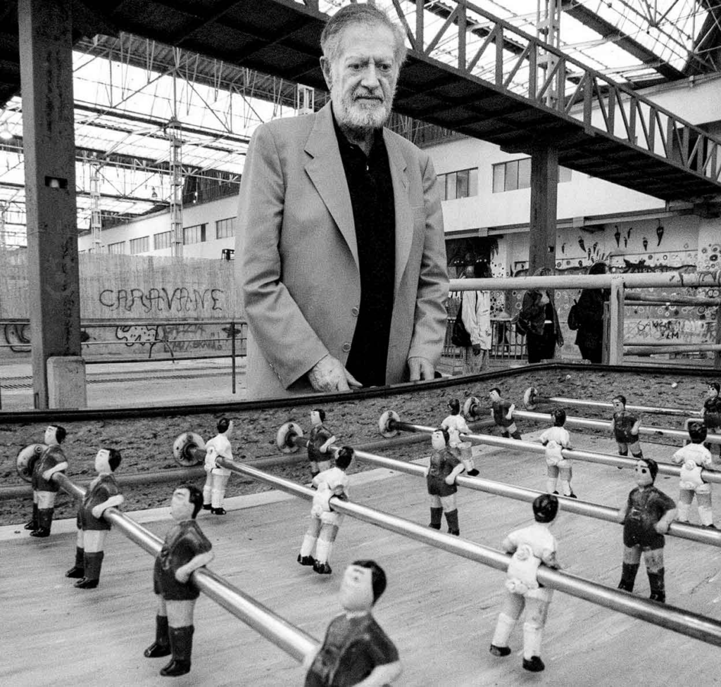 Alejandro Finisterre jugando al futbolin en 1937
