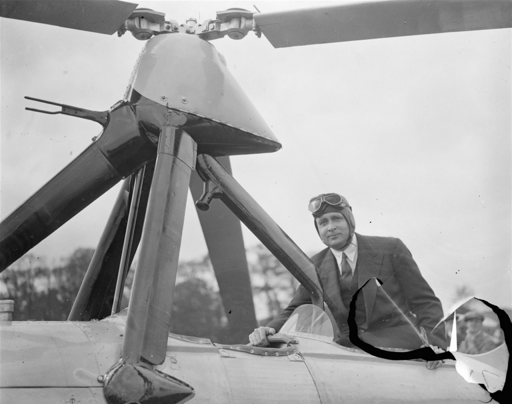Juan de la Cierva con su invento, el primer autogiro