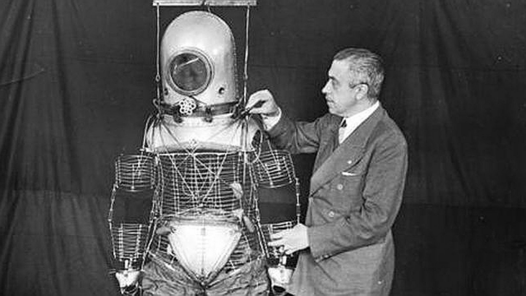 Emilio Herrera mostrando el primer traje espacial