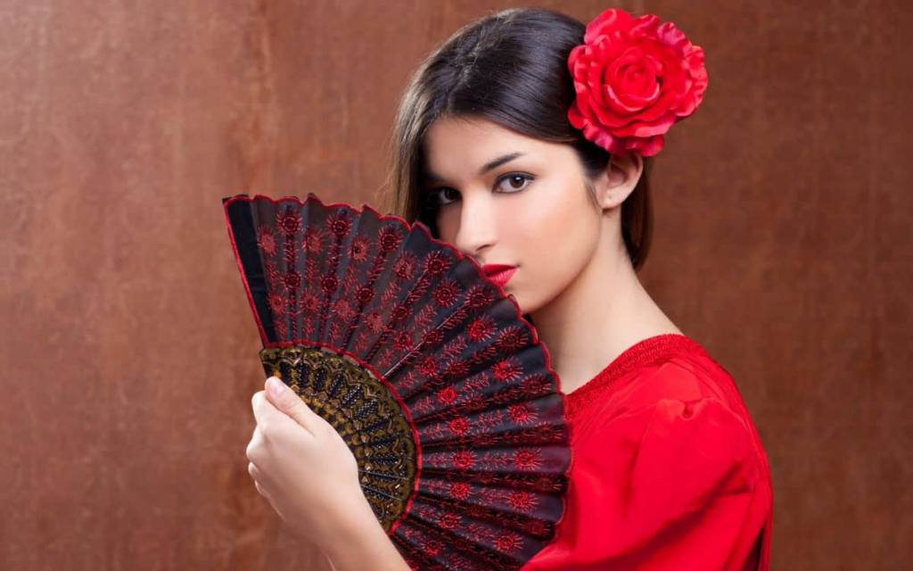 Una mujer usando un abanico español
