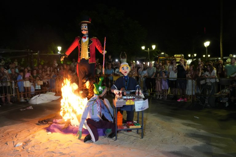 Muñecos conocidos como los Júas en Andalucía por la noche de san juan