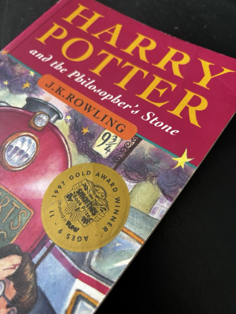 LIbro de Harry Potter y la Piedra Filosofal primera edición de 1997