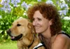 Llevaba 13 años ciega y recuperó la vista de un golpe: la historia real de Lisa Reed Lisa Reed posando con su perro quién recuperó la vista de un golpe en la cabeza