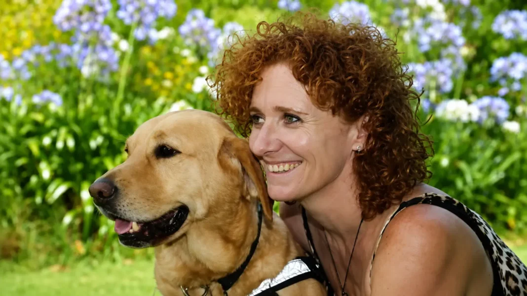 Llevaba 13 años ciega y recuperó la vista de un golpe: la historia real de Lisa Reed Lisa Reed posando con su perro quién recuperó la vista de un golpe en la cabeza