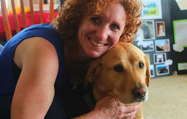 Lisa Reed posando con su perro guía