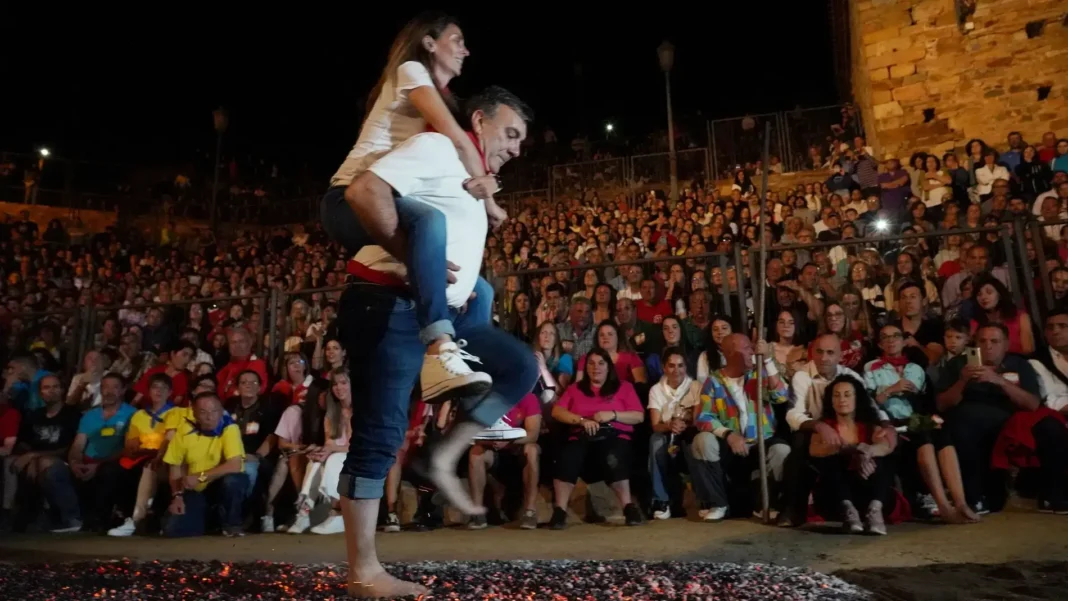 El pueblo donde caminan descalzos sobre brasas al rojo vivo: 7 tradiciones de San Juan que parecen inventadas El pueblo donde caminan descalzos sobre brasas al rojo vivo: 7 tradiciones de San Juan que parecen inventadas