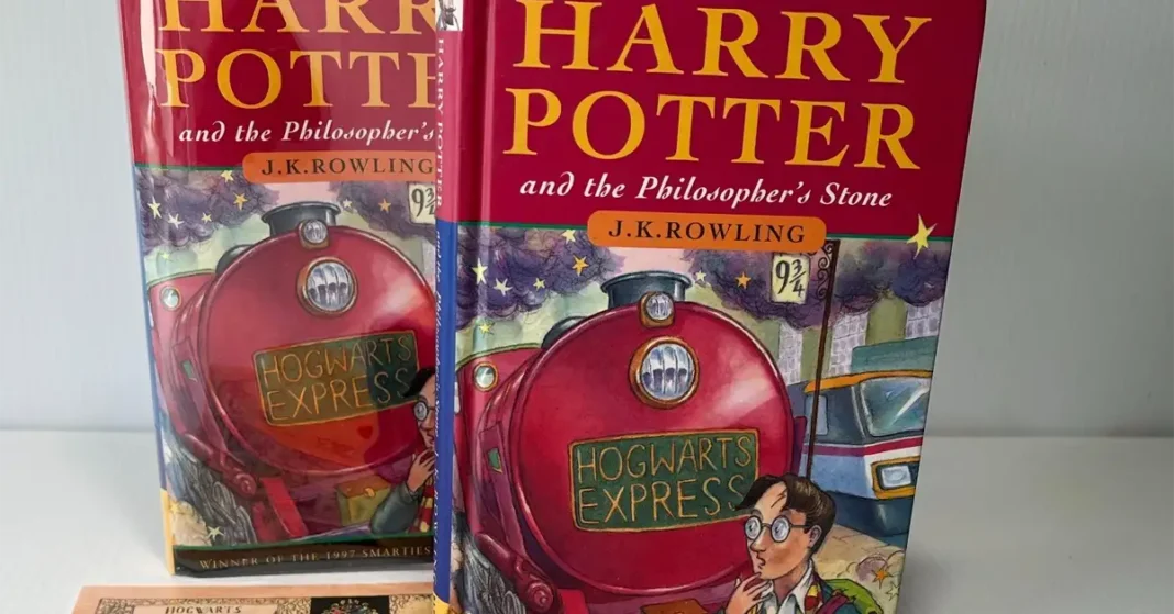 Harry Potter cumple 29 años hoy: la historia del libro que 12 editoriales rechazaron y que acabó vendiéndose 500 millones de veces Primera edición de Harry Potter y la Piedra Filosofal en 1997 para el 29 aniversario