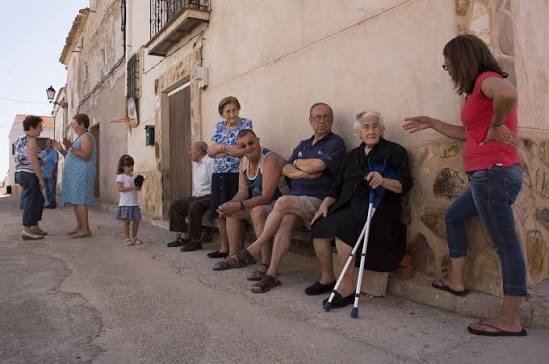 Abuelas tomando el fresco