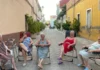 20 cosas que solo entenderás si veraneas en un pueblo (y no piensas renunciar a ello) Señoras tomando el fresco en la calle en un pueblo. Cosas de veranear en un pueblo