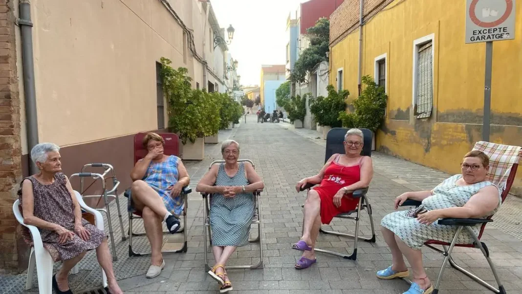 20 cosas que solo entenderás si veraneas en un pueblo (y no piensas renunciar a ello) Señoras tomando el fresco en la calle en un pueblo. Cosas de veranear en un pueblo