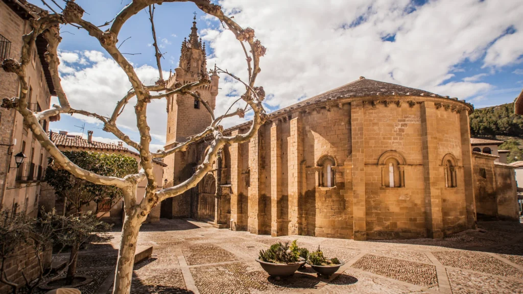 Imagen de una iglesia en un pueblo