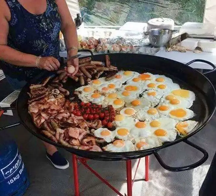 Abuela cocinando masivamente