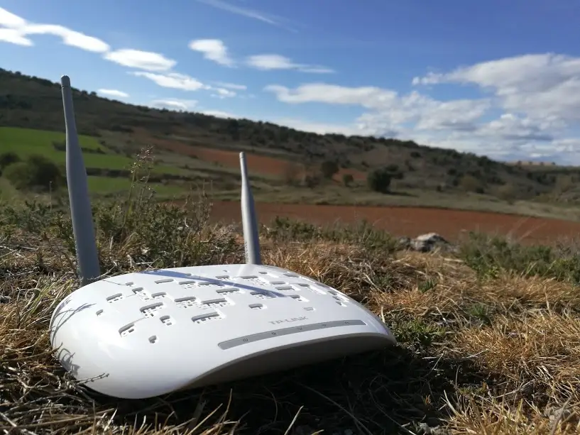Router puesto en medio del campo en un pueblo