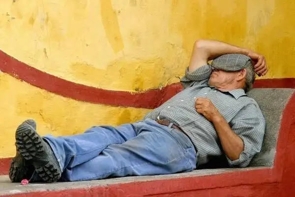 hombre durmiendo la siesta