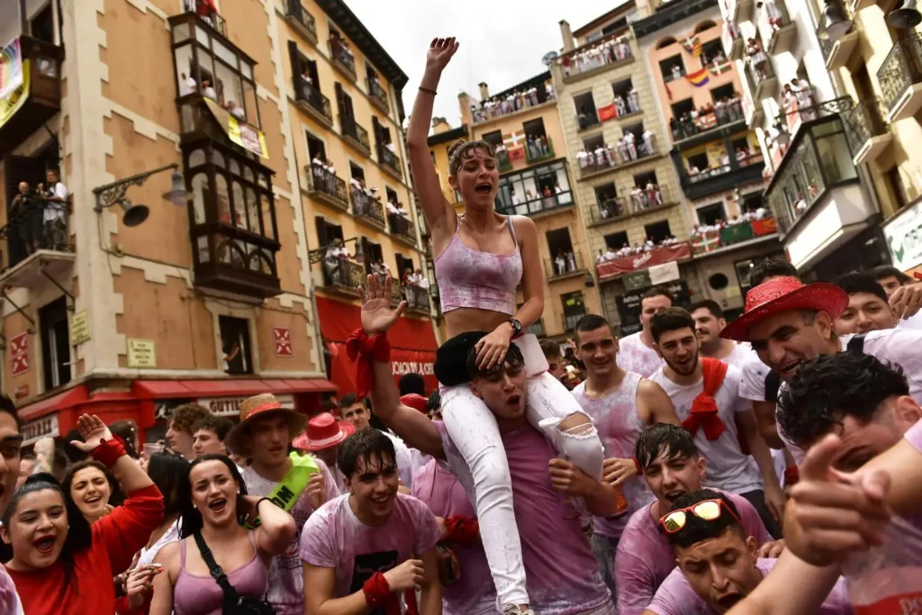 Personas de fiesta celebrando san fermín