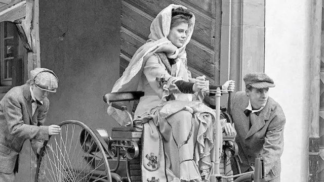 Bertha Benz conduciendo el primer coche de la historia