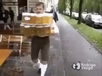 persona llevando 20 cervezas