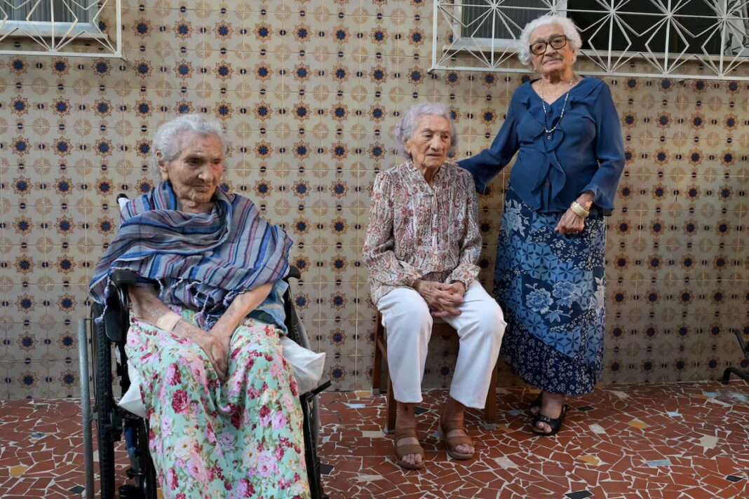 Levita, Zoraide y Zulina suman 316 años entre las tres: las hermanas más longevas del mundo y la ciencia que intenta entenderlas Levita, Zoraide y Zulina las 3 hermanas más longevas del mundo posando en Rio de Janeiro