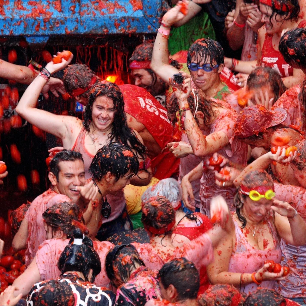 Gente tirándose tomates en la tomatina