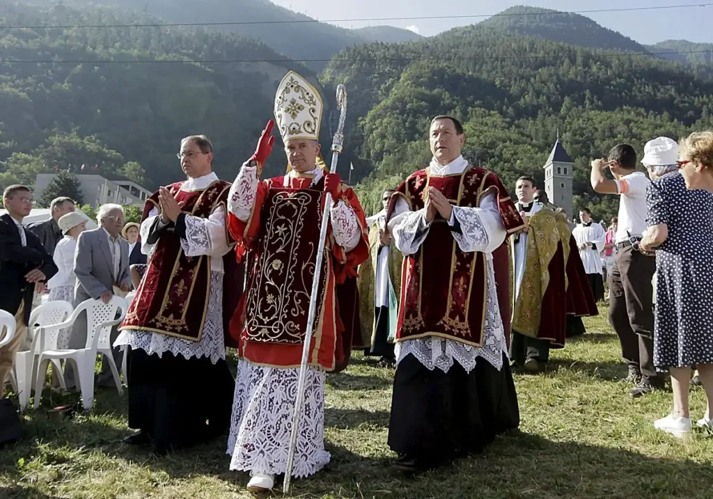 Ordenación de obispos en la pradera de Écône (Suiza) 