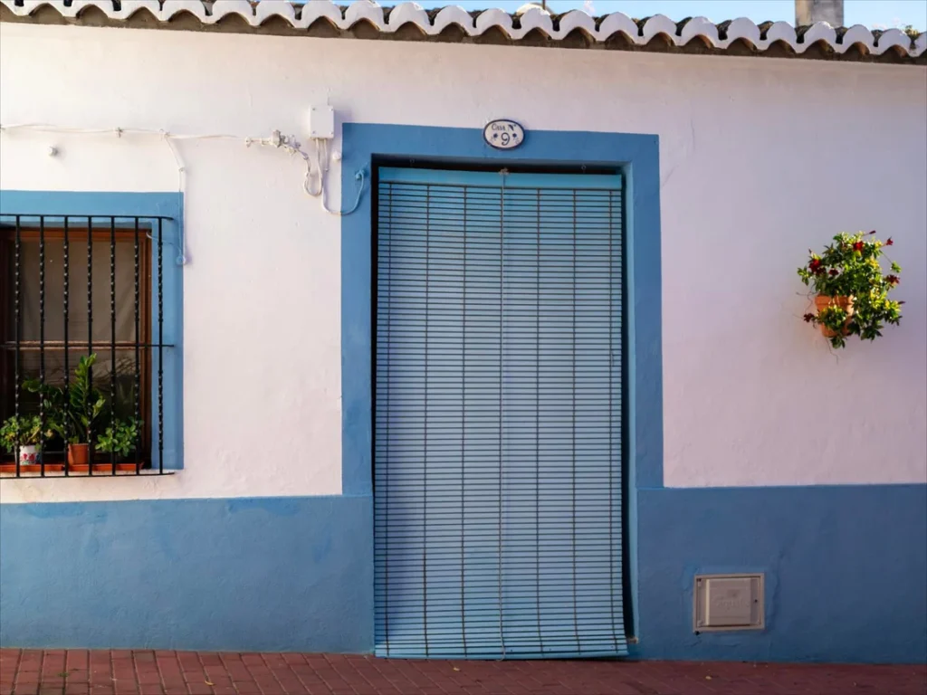 Persianas típicas de puerta de la casa del pueblo