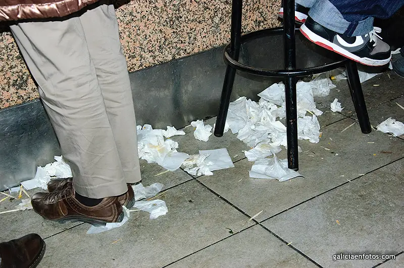 Tipico bar español con las servilletas por el suelo