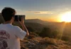 El Truco de la Caja de Zapatos para ver el Eclipse Solar del 12 de agosto sin quemarte los ojos Una persona en el monte usando la caja estenopeica para ver el eclipse solar